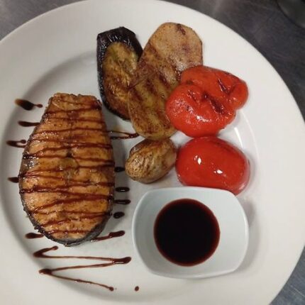 Семга с овощами