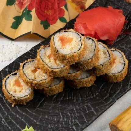 Горячий ролл Цезарь с лососем